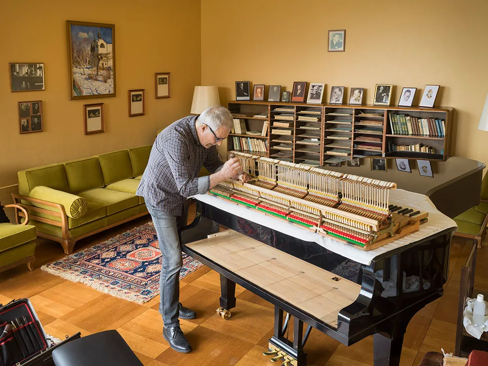 2023: Eröffnung nach Restaurierung/Renovierung - Villa Senar, Erdgeschoss, Christian Graf intoniert im Studio den Flügel (01), Bild: Kantonale Denkmalpflege/ Priska Ketterer
