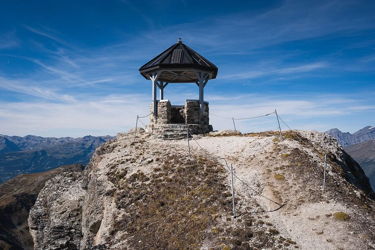 Verschneiter Gipfel des Rothorns mit dem Griolet-Leuchtturm in den Schweizer Alpen