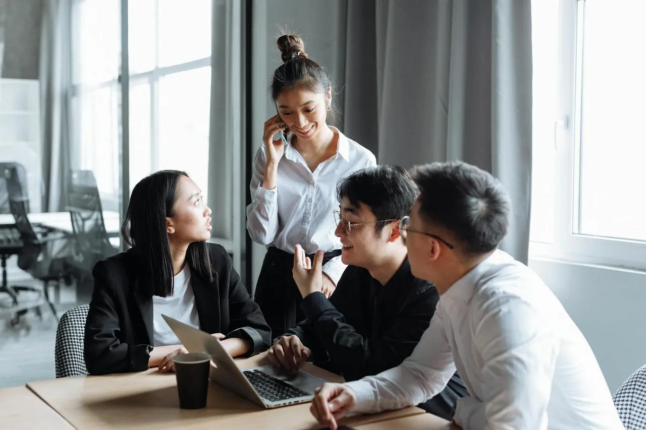 Diverse Gruppe von Fachkräften arbeitet zusammen in modernem Büro