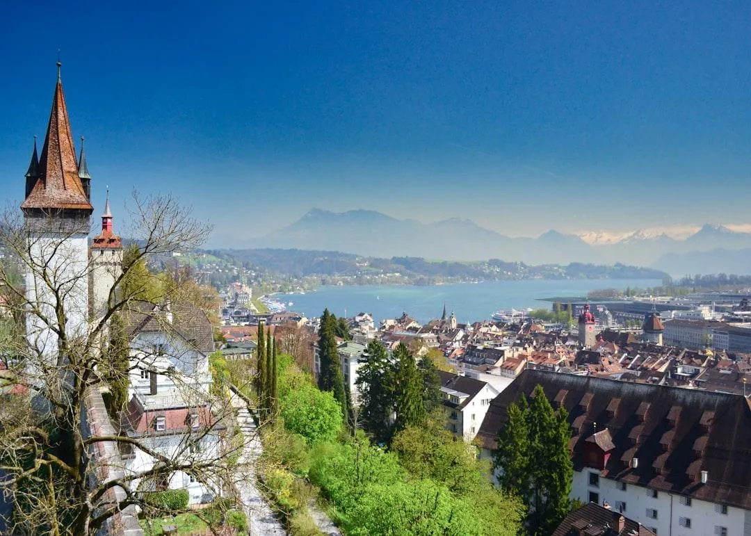 Panoramablick auf den Vierwaldstättersee in Luzern mit blauem Himmel