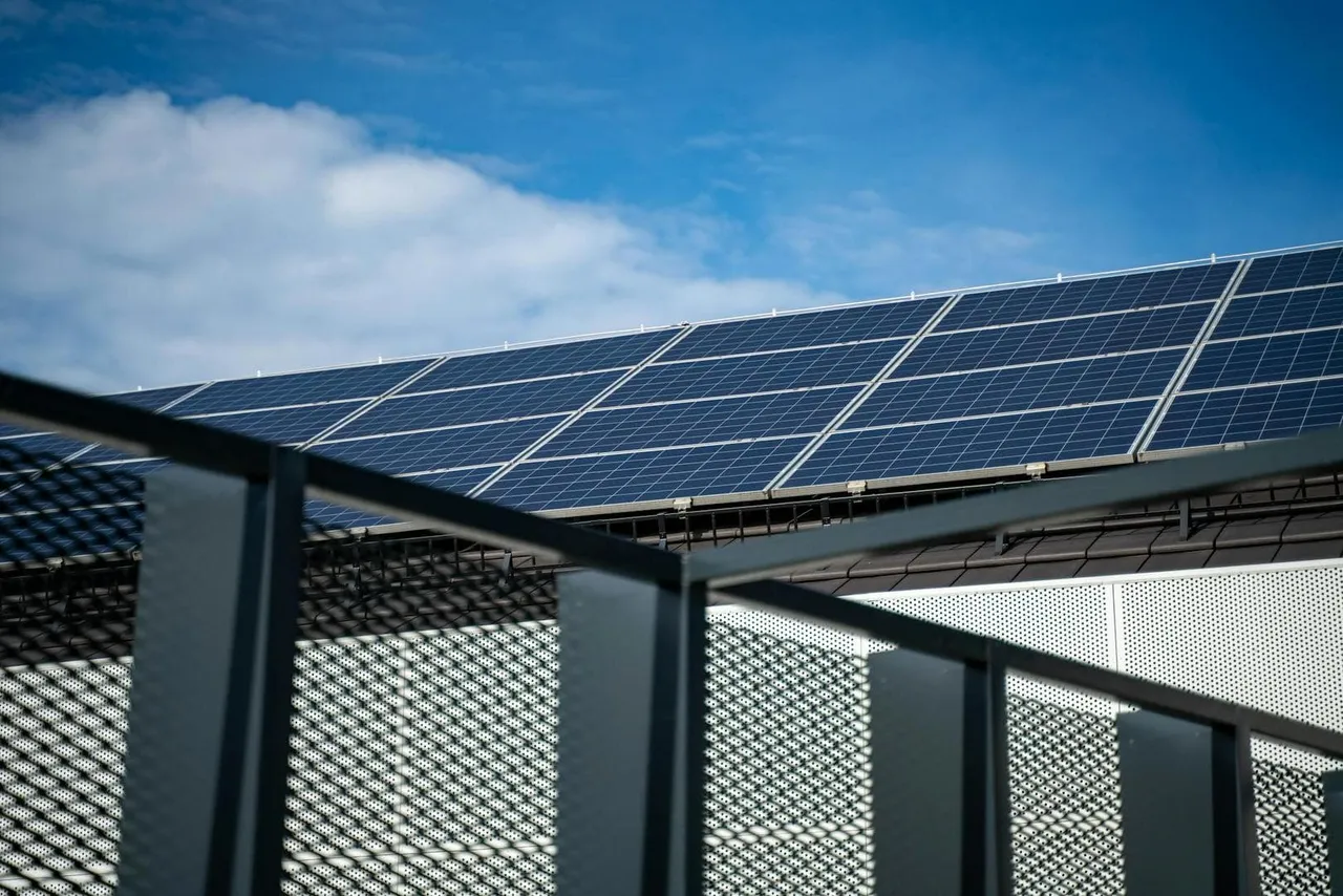 Moderne Solaranlagen auf einem Hausdach vor blauem Himmel