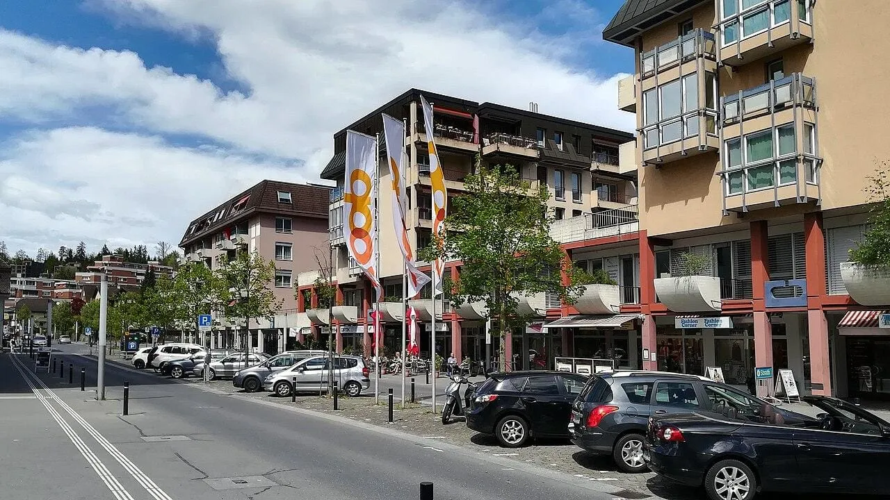 Strassenansicht der Kantonsstrasse in Horw mit Wohnhäusern und Bäumen