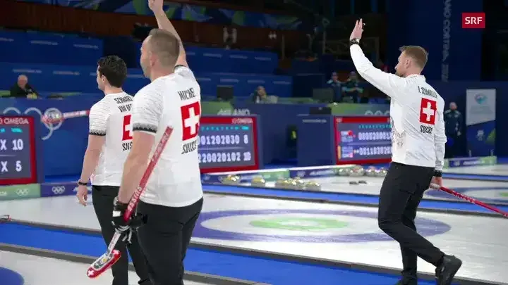 Schweizer Curlerinnen feiern ihren Einzug ins Olympia-Halbfinale auf dem Eis