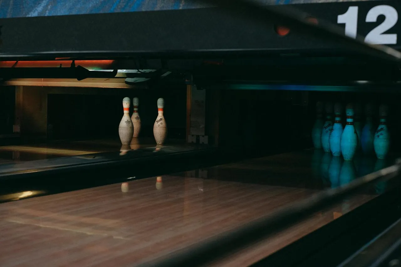 Bowling-Pins in einem schwach beleuchteten Bowlingcenter