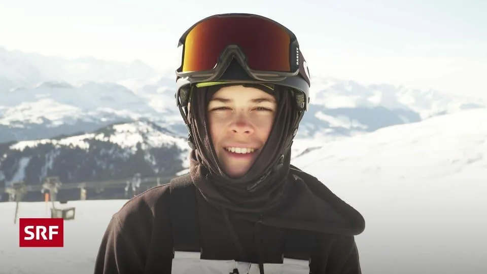 Schweizer Snowboarder Jonas Hasler lächelt in Skiausrüstung und Helm in verschneiter Berglandschaft