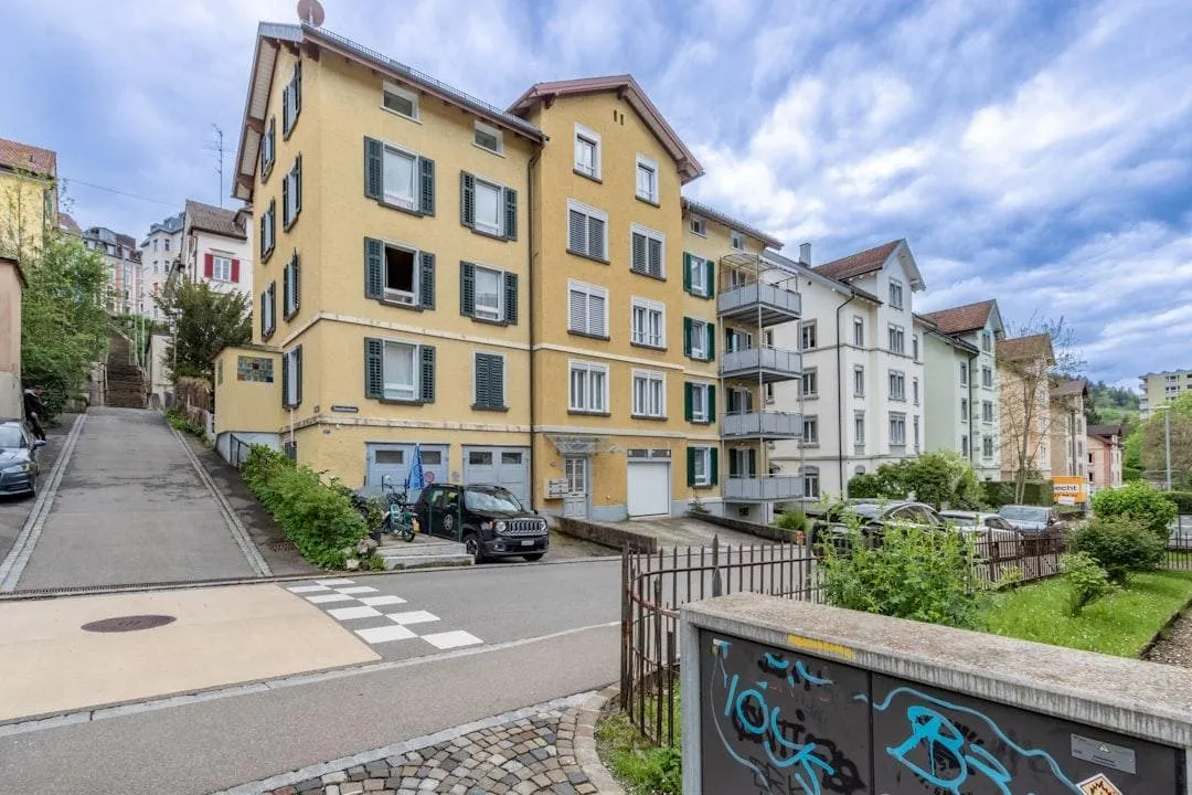 Traditionelle Schweizer Wohnhäuser mit charakteristischer Architektur
