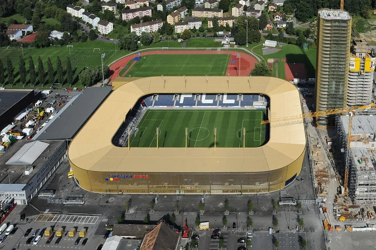 Luftaufnahme der Swissporarena in Luzern mit Fussballrasen und Tribuenen