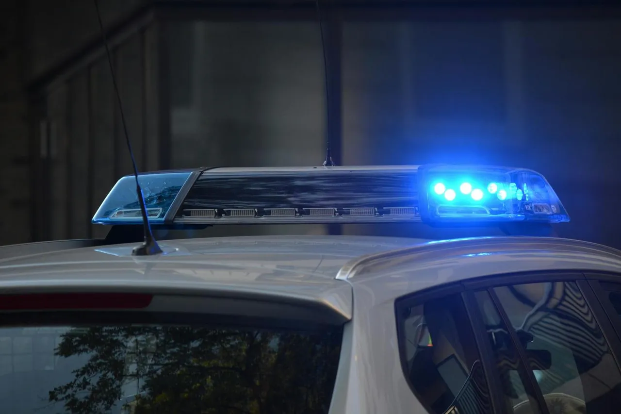 Nahaufnahme von blauem Blaulicht eines Polizeiautos bei nächtlichem Einsatz