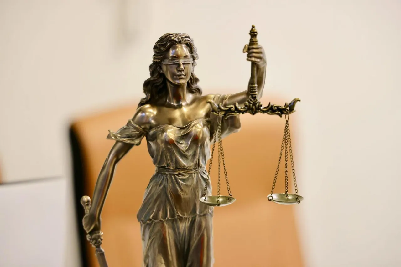 Statue der Justitia mit Waage als Symbol für Gerechtigkeit und Rechtsprechung