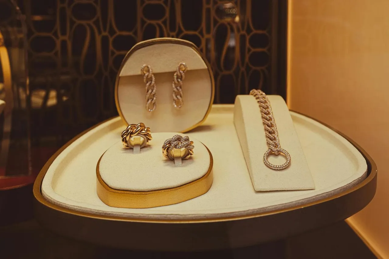 Elegante Goldschmuck-Auslage in einer Bijouterie