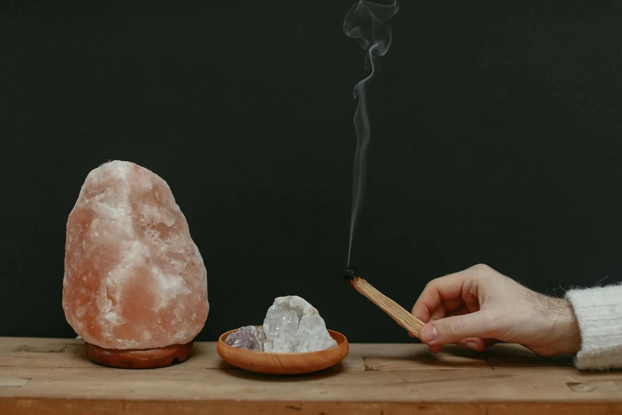 Mind and Spirit Days – Himalaya-Salzlampe, Heilkristalle und brennendes Palo Santo in einer ruhigen Wellness-Atmosphäre