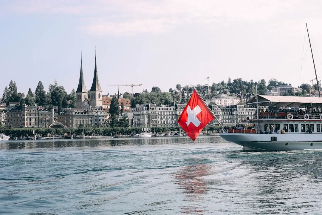 Blick auf Luzern mit See und Schweizer Flagge - symbolisch fuer Polizeimeldung aus der Region
