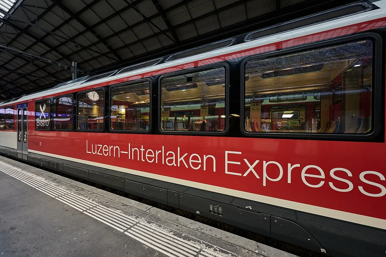 Bahnhof Luzern mit Gleisen und Bahnsteig, wo ein Mann Frauen angriff