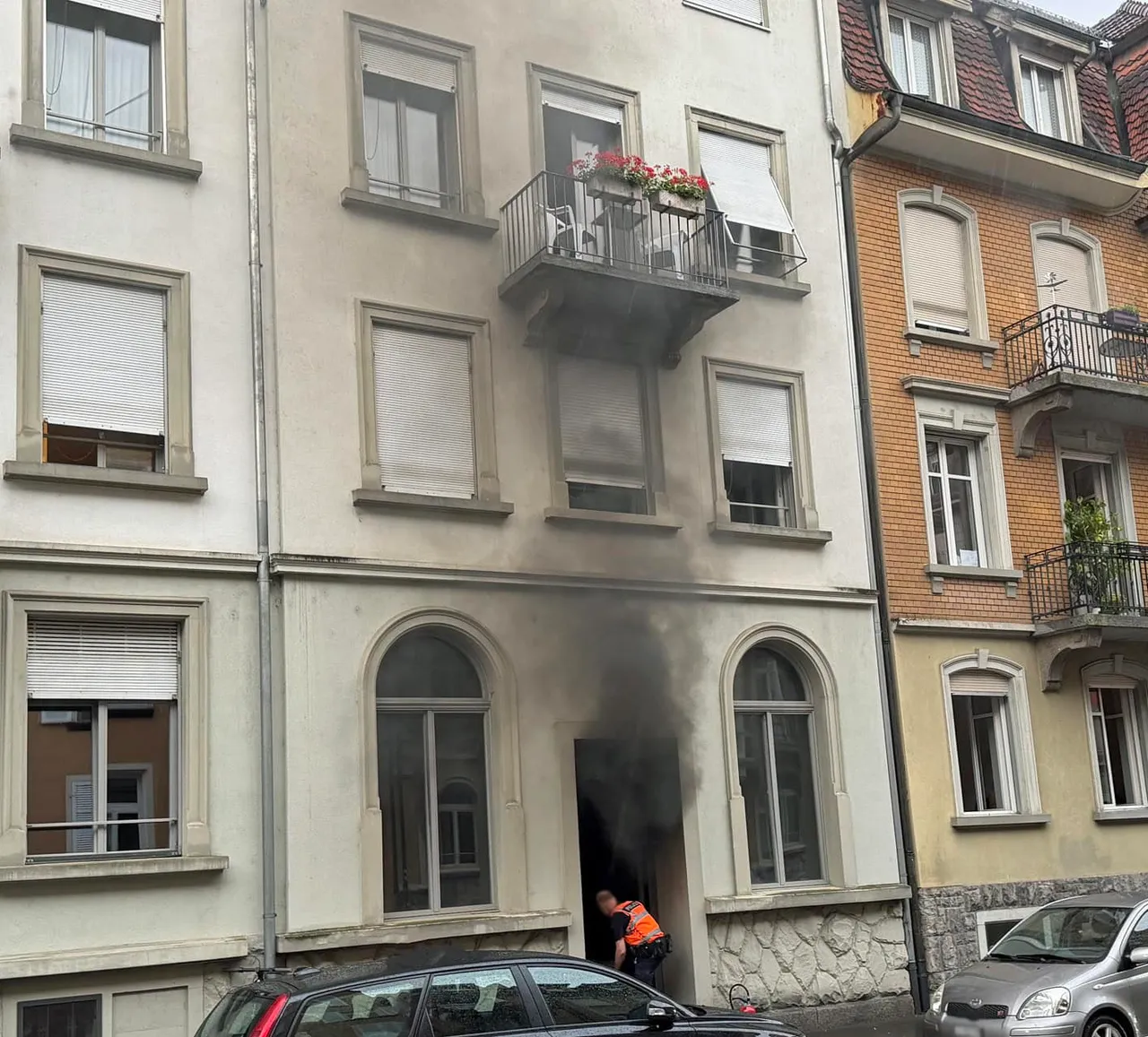 E-Scooter-Akku löst Wohnungsbrand in Luzern aus – Zwei Personen wegen Rauchgasvergiftung versorgt — Bild