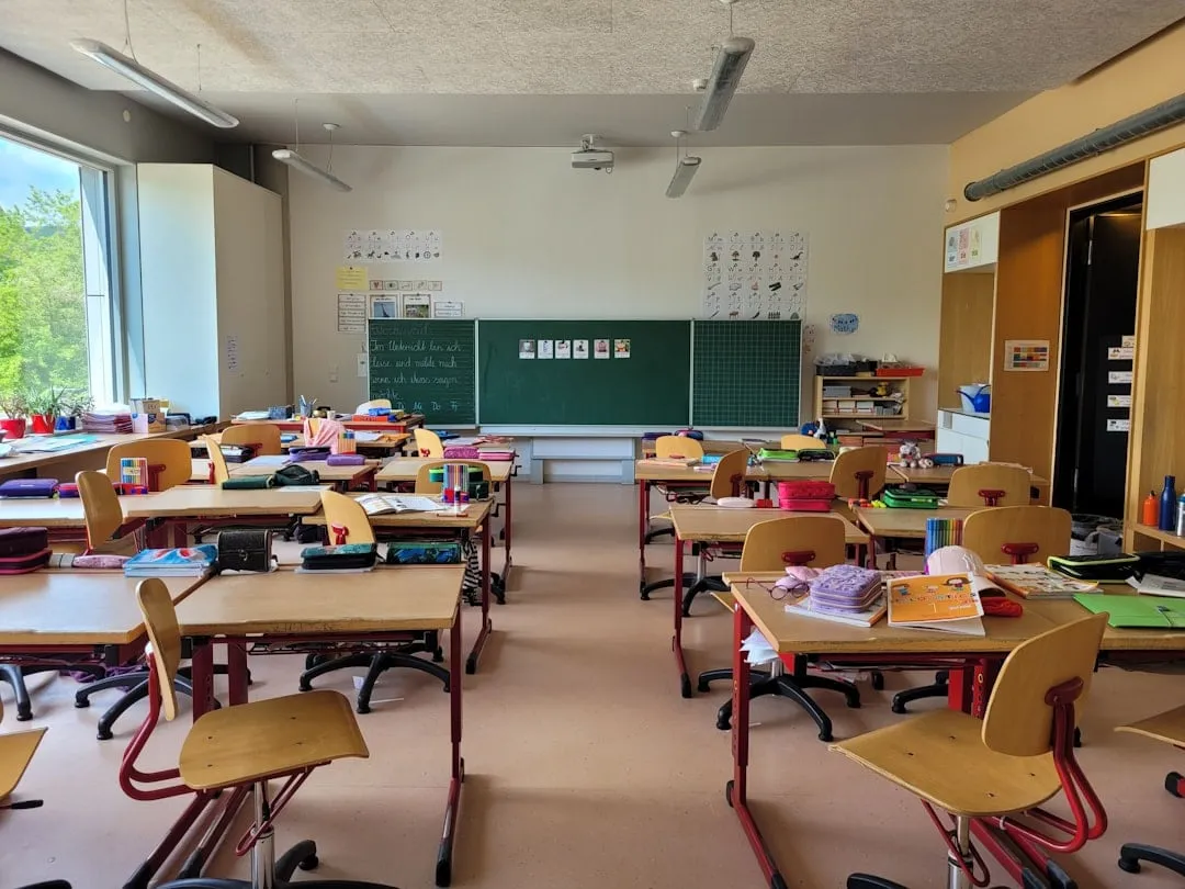 Leeres Klassenzimmer in einer Grundschule, Schulbänke und Tafel sichtbar