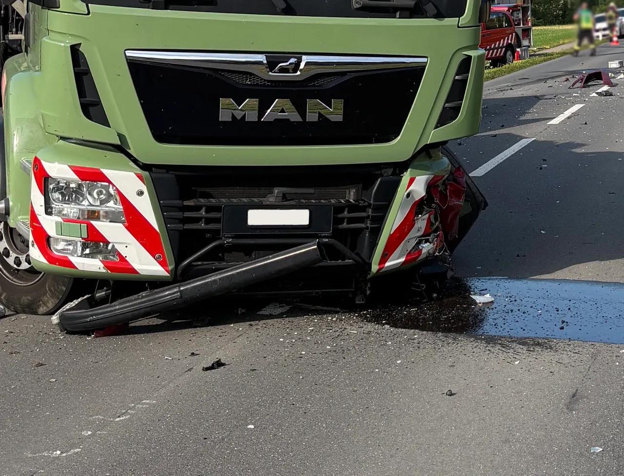 Werthenstein LU: Kollision beim Einbiegen – 20'000 Franken Sachschaden — Bild