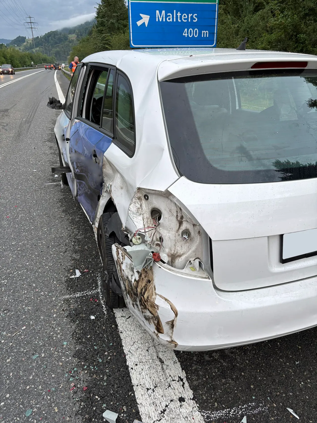 Alkoholisierter Autofahrer prallt bei Malters in Pannenfahrzeug — Bild