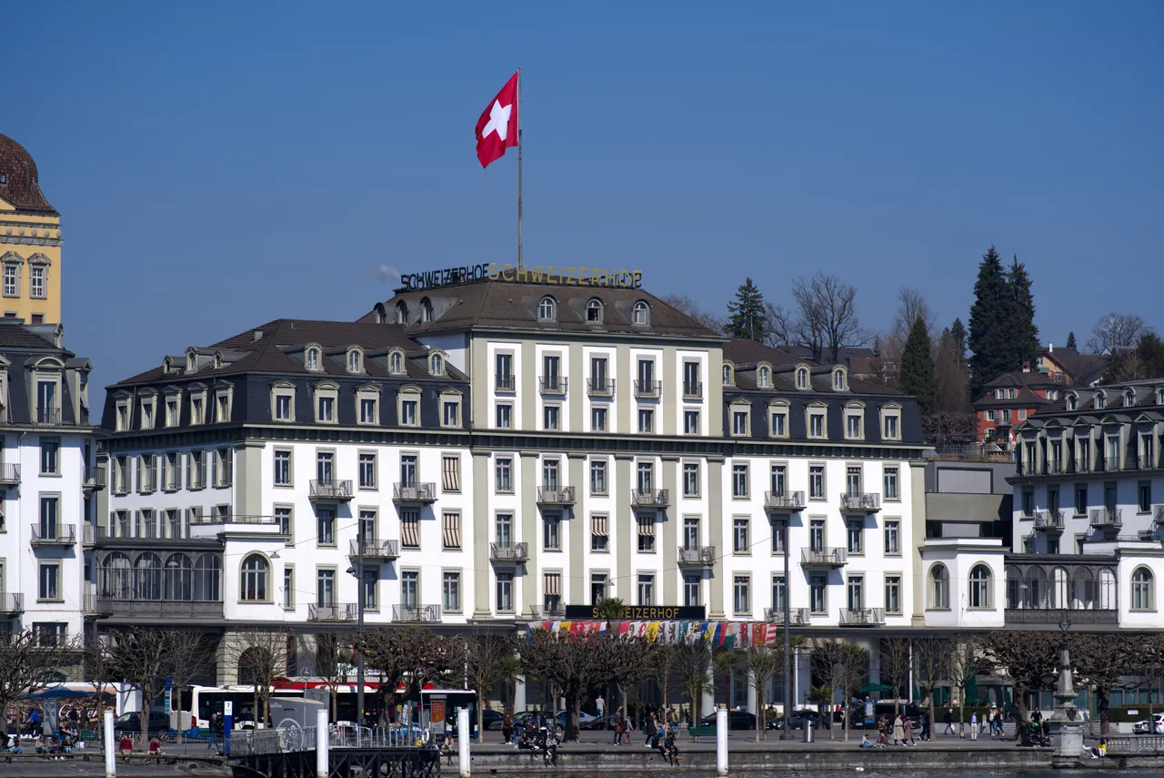 Da diese Tickets nicht über den Vorverkauf des Lucerne Blues Festival, sondern direkt im Online-Shop des Hotels Schweizerhof Luzern erhältlich sind, empfiehlt sich wegen der bereits hohen Nachfrage na