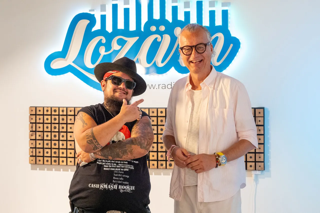 Gitarren-Talk: Blues-Musiker Marc Amacher und Moderator Andy Wolf im Studio von Radio Lozärn.
