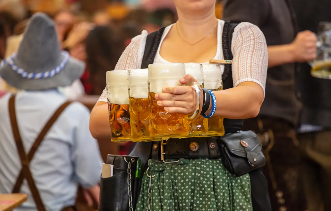 Neben bayerischen Spezialitäten wie Hendl und Hax'n servieren die Erdinger Rhesis und Seppis Einsiedler Bier ab 18 Franken.