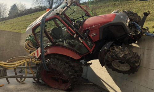 Traktorunfall – Traktor rollt in Hauswand verletzt wurde niemand
