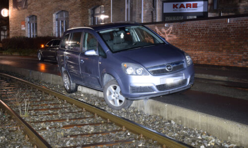 Verkehrsunfall: Auto fährt in Gleisbett – Autofahrer geht nach Hause