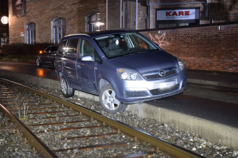Verkehrsunfall: Auto fährt in Gleisbett – Autofahrer geht nach Hause