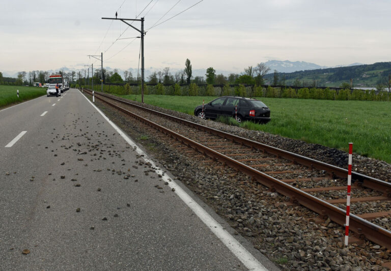 Auto blockiert nach Selbstunfall kurzzeitig den Bahnverkehr – eine Person leicht verletzt