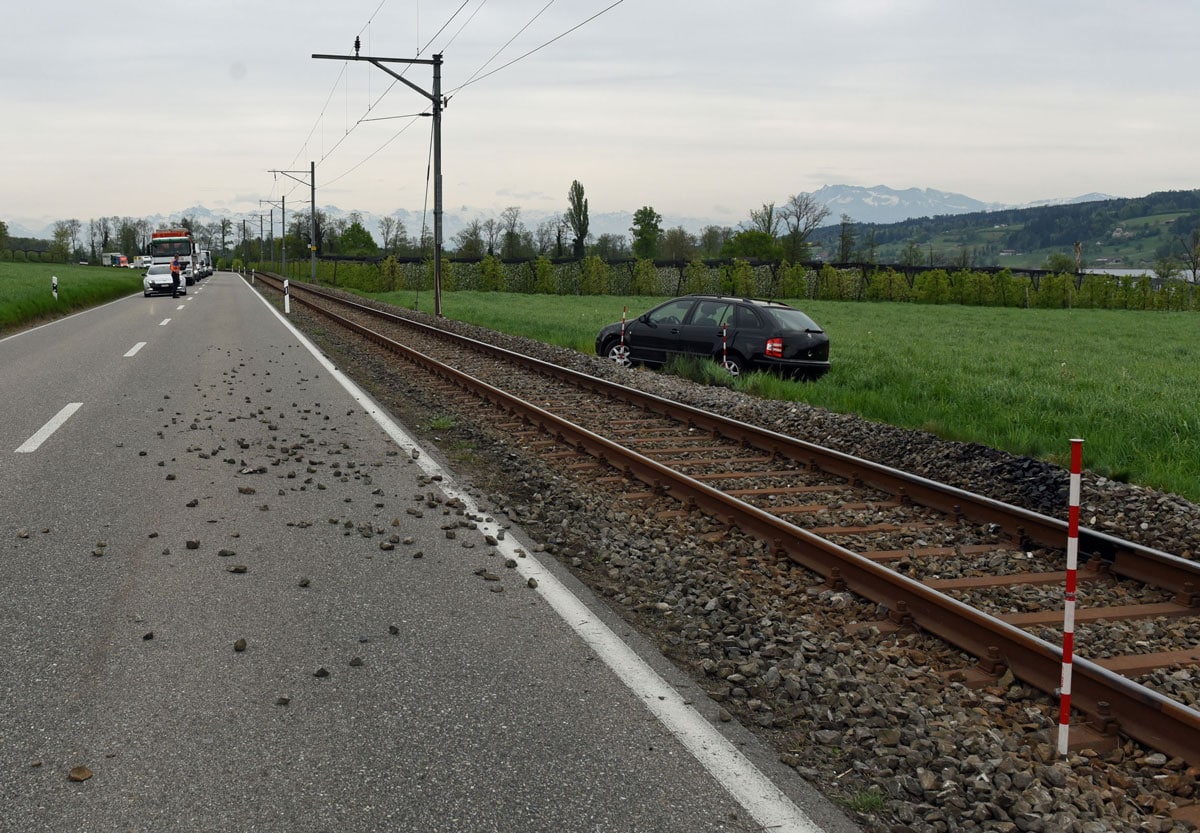 Auto blockiert nach Selbstunfall kurzzeitig den Bahnverkehr – eine Person leicht verletzt