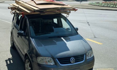 Autofahrer transportiert Möbel auf dem Fahrzeugdach