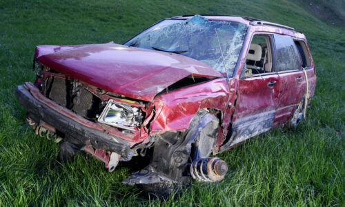 Selbstunfall: Auto kommt von Strasse ab – Fahrer verletzt
