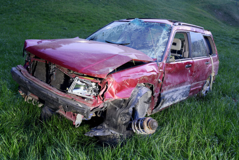 Selbstunfall: Auto kommt von Strasse ab – Fahrer verletzt