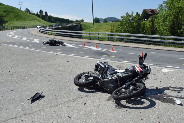 Zwei Motorradfahrer nach Kollision schwer verletzt – Zeugen gesucht
