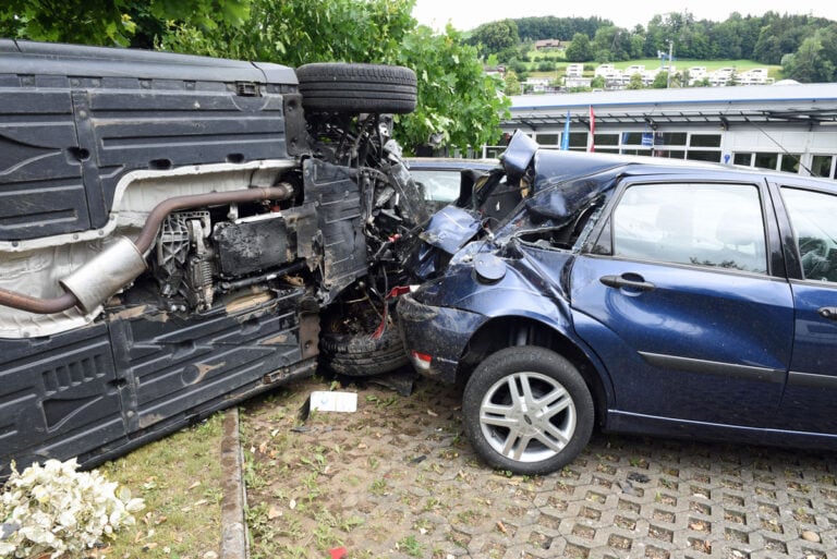 Kollision zwischen zwei Autos – eine Person verletzt