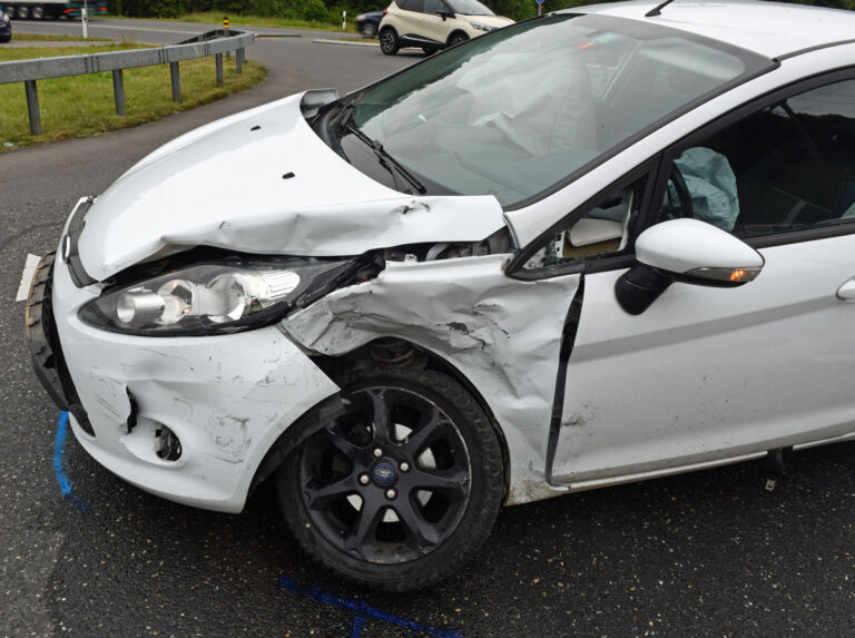 Kollision zwischen zwei Fahrzeugen – vier Personen verletzt
