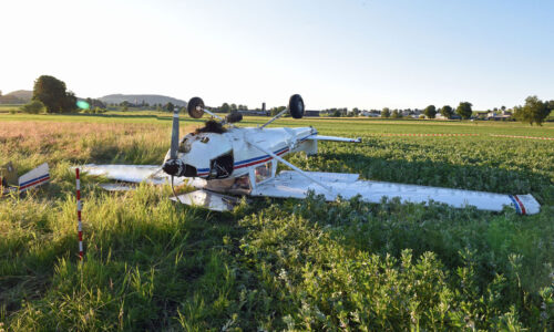 Motorflugzeug überschlug sich nach Start – zwei Personen verletzt