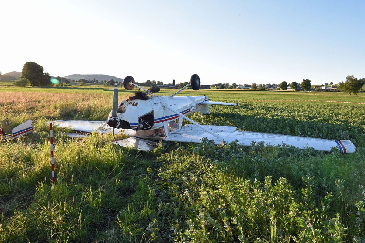 Motorflugzeug überschlug sich nach Start – zwei Personen verletzt