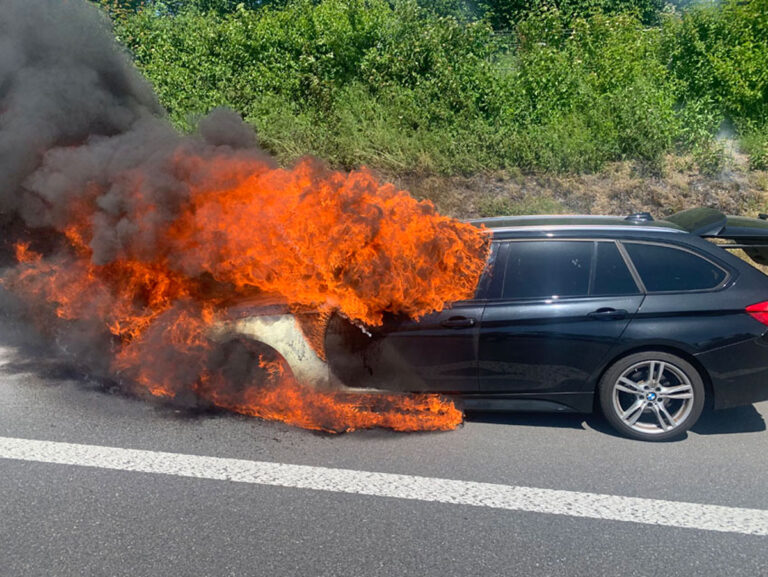 Auto brennt auf Autobahn A2
