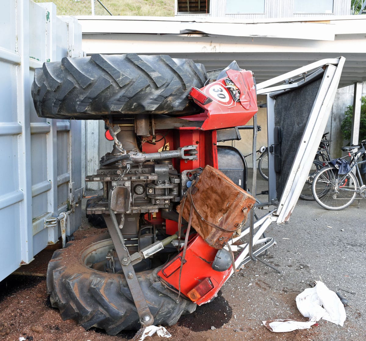 Traktor kam von der Strasse ab – eine Person verstorben