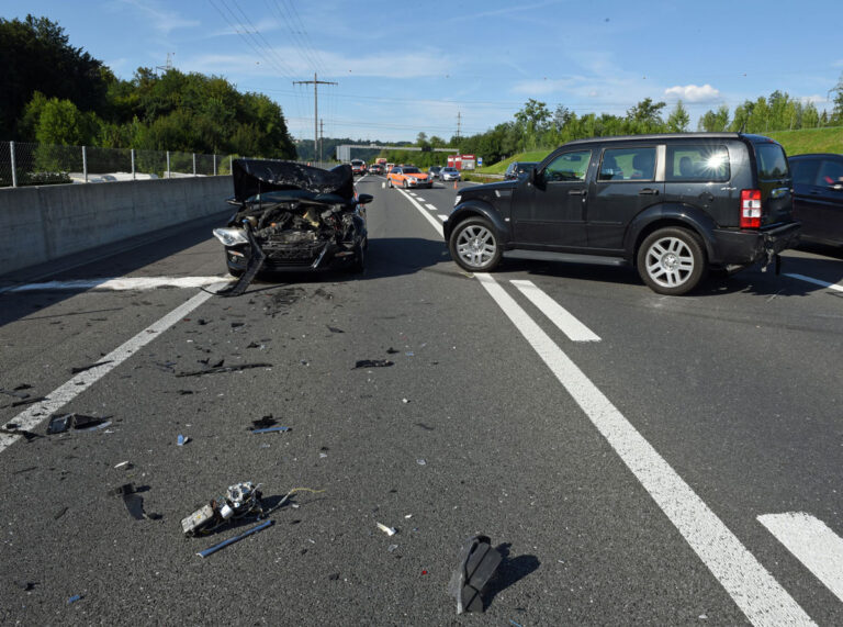 Auffahrkollision bei der Autobahnausfahrt – eine Person leicht verletzt