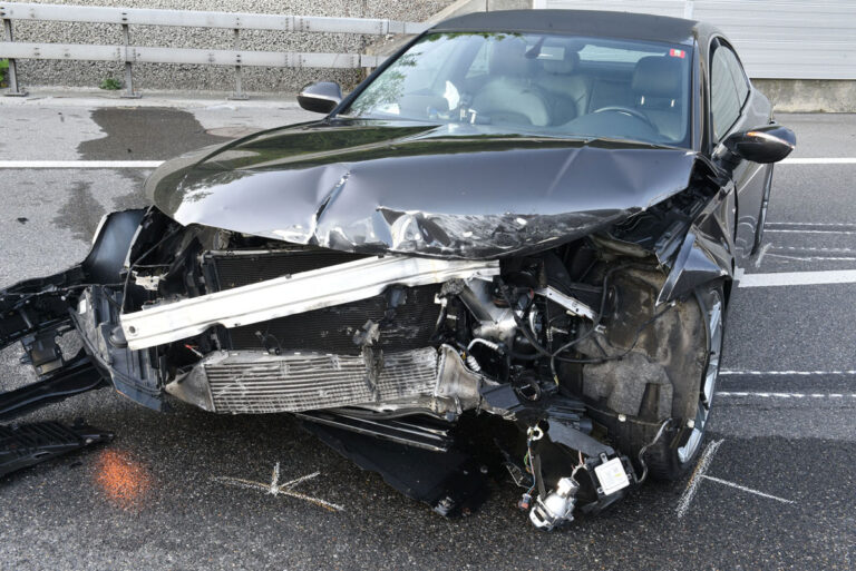 Selbstunfall mit Personenwagen auf der Autobahn – drei Personen leicht verletzt