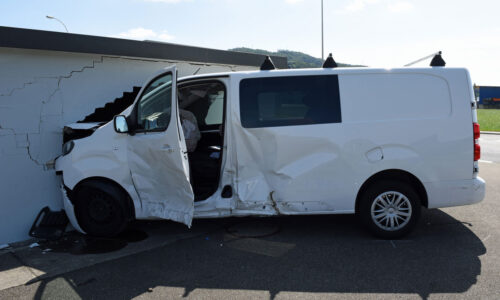 Lieferwagen prallt nach Kollision in Garagenbox – zwei Personen leicht verletzt