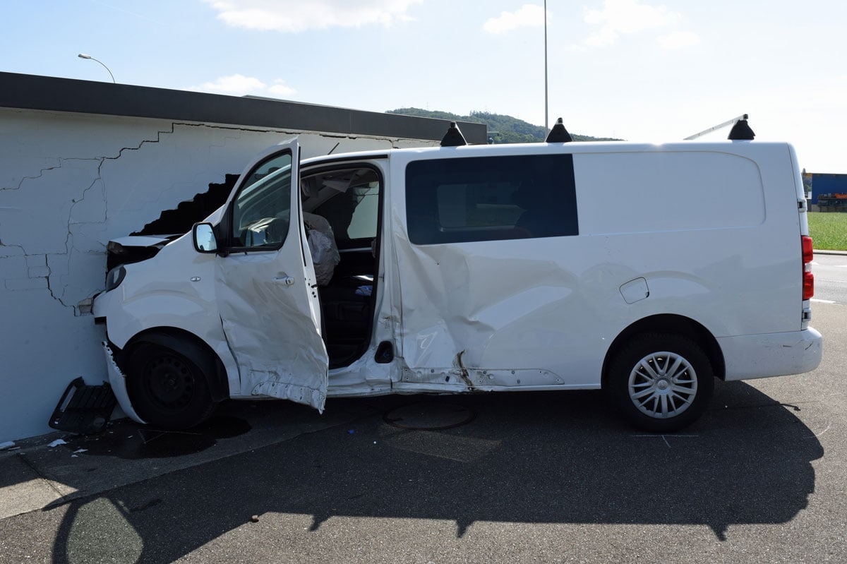 Lieferwagen prallt nach Kollision in Garagenbox – zwei Personen leicht verletzt