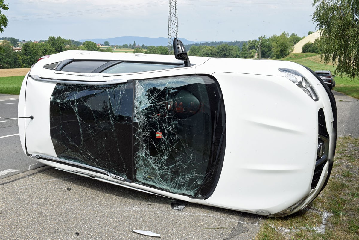 Kollision zwischen zwei Autos – drei Personen leicht verletzt