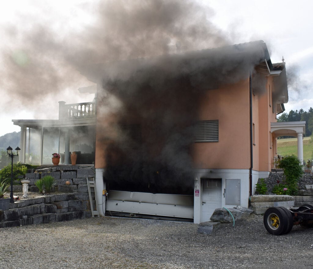 Brand in einer Garage eines Wohnhauses – niemand verletzt