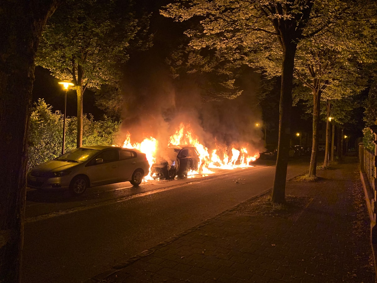 Drei parkierte Fahrzeuge ausgebrannt – Polizei sucht Zeugen
