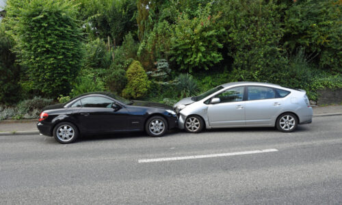 Kollision zwischen drei Fahrzeugen – zwei Personen verletzt