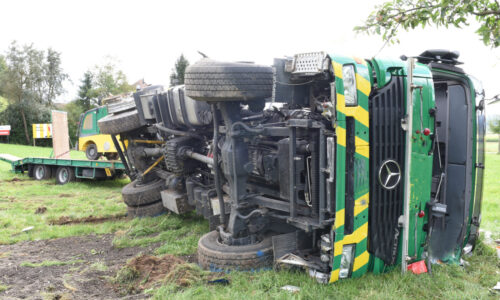Verkehrsunfall: Lastwagen umgekippt