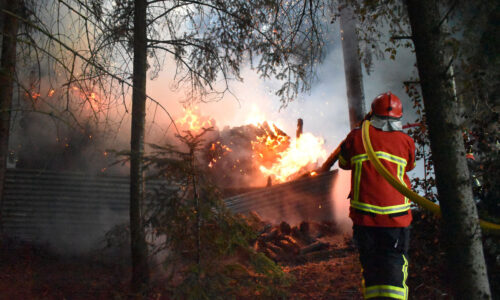 Holzunterstand abgebrannt – Polizei sucht Zeugen