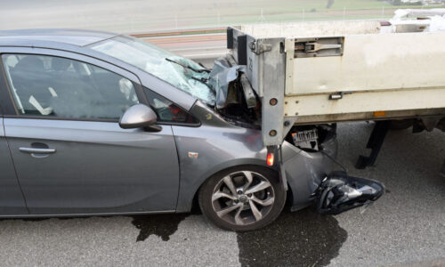 Alkoholisierter Autofahrer verursacht Auffahrunfall – zwei Personen verletzt